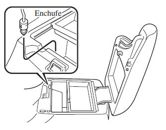 Mazda3. Conectando el conector de accesorios