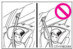 Al instalar un sistema de sujeción para niños en el asiento del pasajero delantero