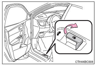 Apertura de la tapa del depósito de combustible