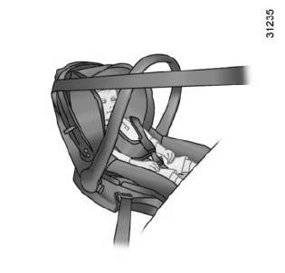 Asiento para niños con la espalda mirando a la carretera